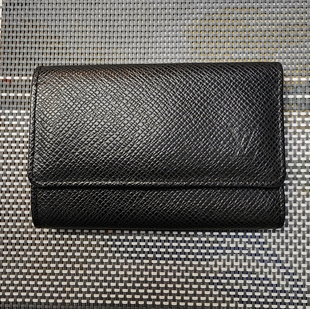 LOUIS VUITTON Taiga 6 Key Holder - Color Black/Noir